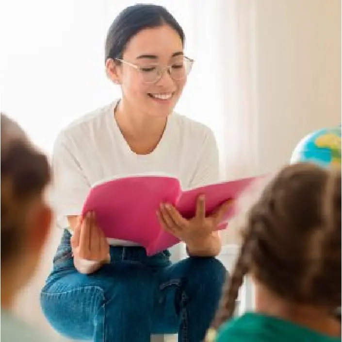 子どもたちに本を読む講師の写真