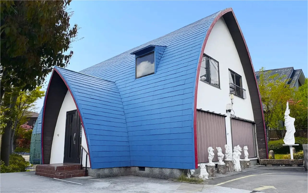 青い屋根と白い外壁の堺東校の校舎外観