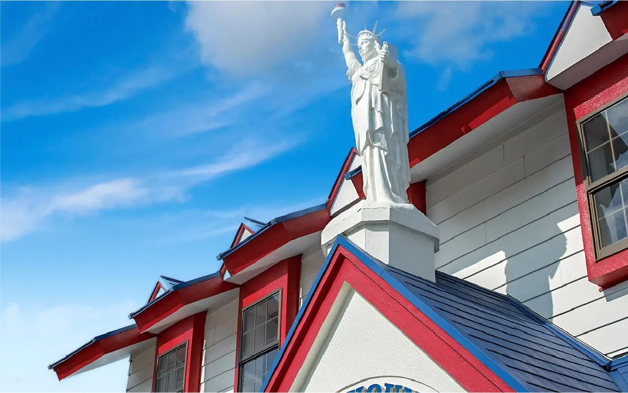 赤と青の屋根が印象的な泉北校の校舎外観