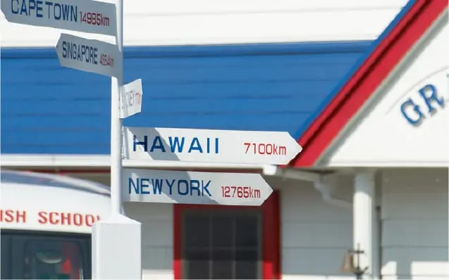 泉北校の案内看板と建物の写真